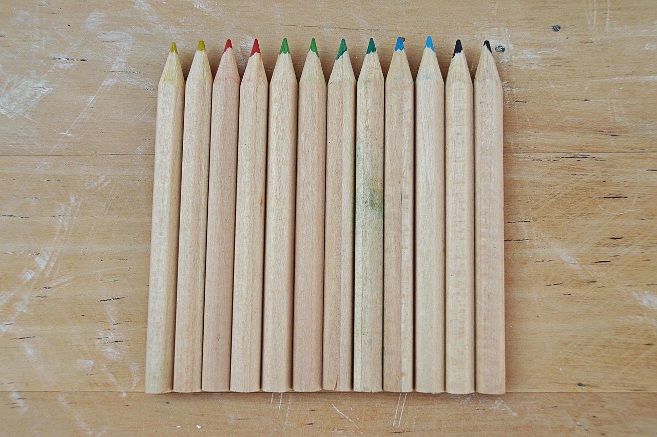 Lápices de colores en línea sobre una mesa