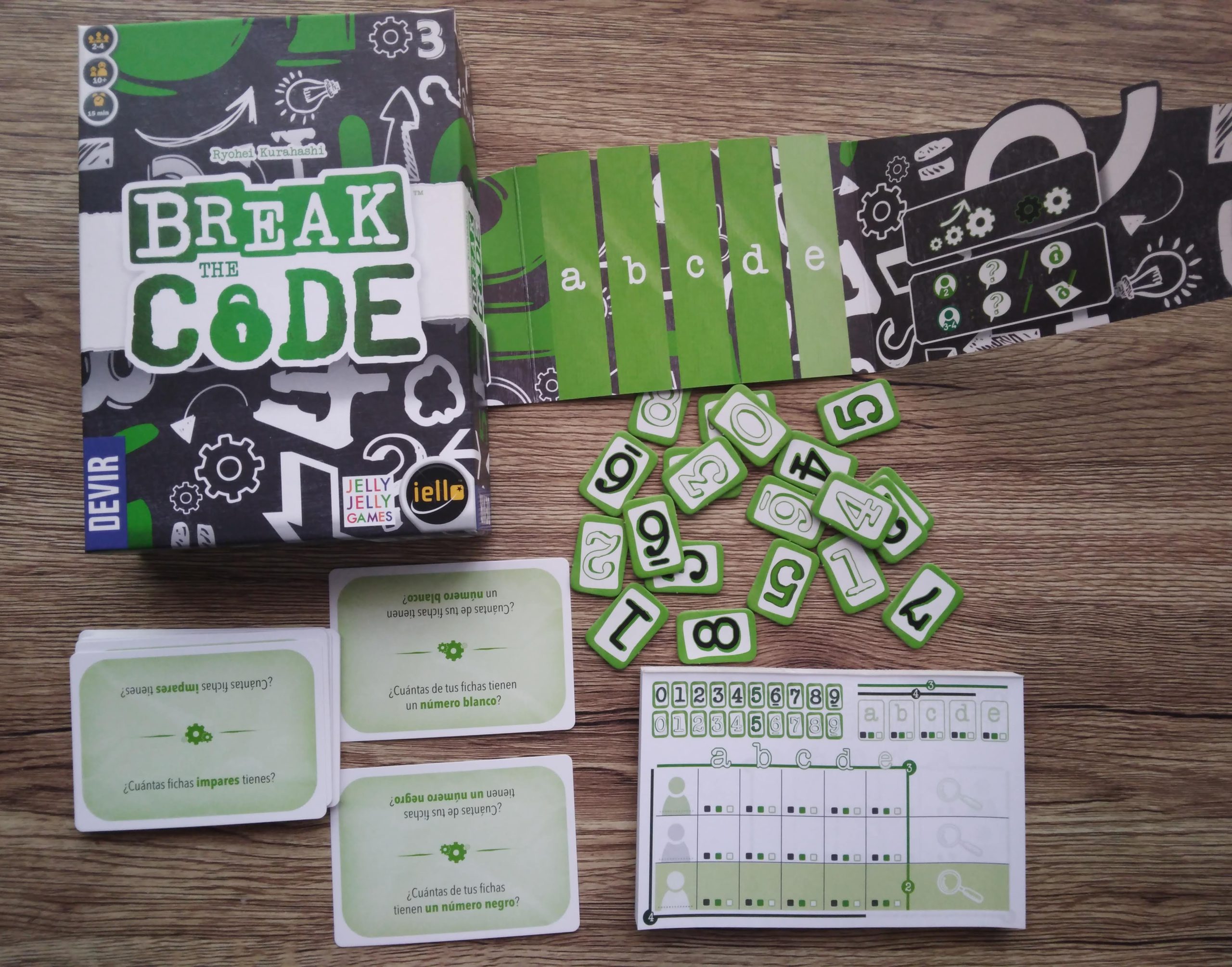 juego de mesa Break the code con las fichas de números, las tarjetas de preguntas, la ficha de escritura de cada jugador y la pantalla para tapar el código que cada persona tiene.