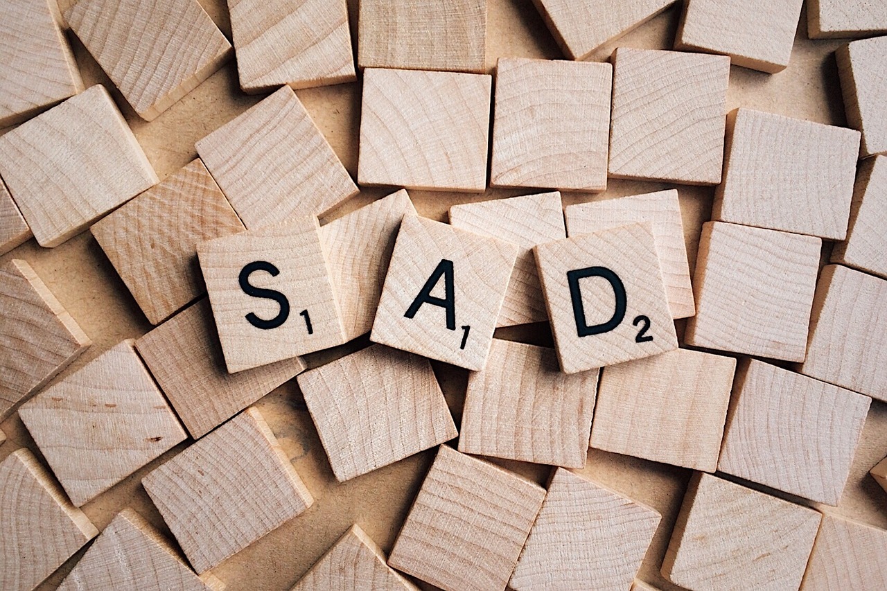 Imagen con fichas de letras formando la palabra SAD (triste) que refleja el poner nombre a la emoción